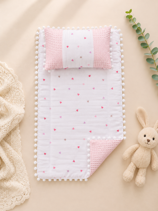 Wickelunterlage „Sweet Hearts“ – für Babymädchen | Mit Herzmuster & Kissen