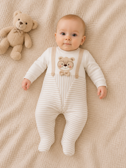 Baby Strampler mit Bären-Motiv & Hosenträger-Optik – 100% Baumwolle
