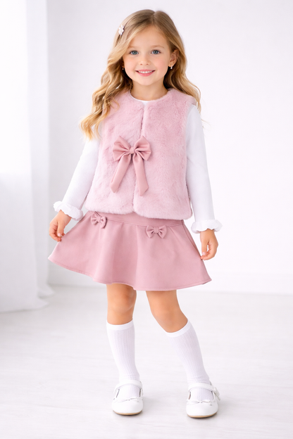 Dreiteiliges Mädchen-Outfit mit Weste, Oberteil & Rock – in zartem Rosa