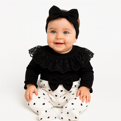 3-teiliges Baby Mädchen Set – Jumpsuit mit Spitze, Herzchenhose & Schleifen-Haarband
