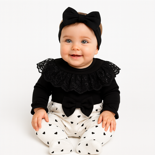 3-teiliges Baby Mädchen Set – Jumpsuit mit Spitze, Herzchenhose & Schleifen-Haarband