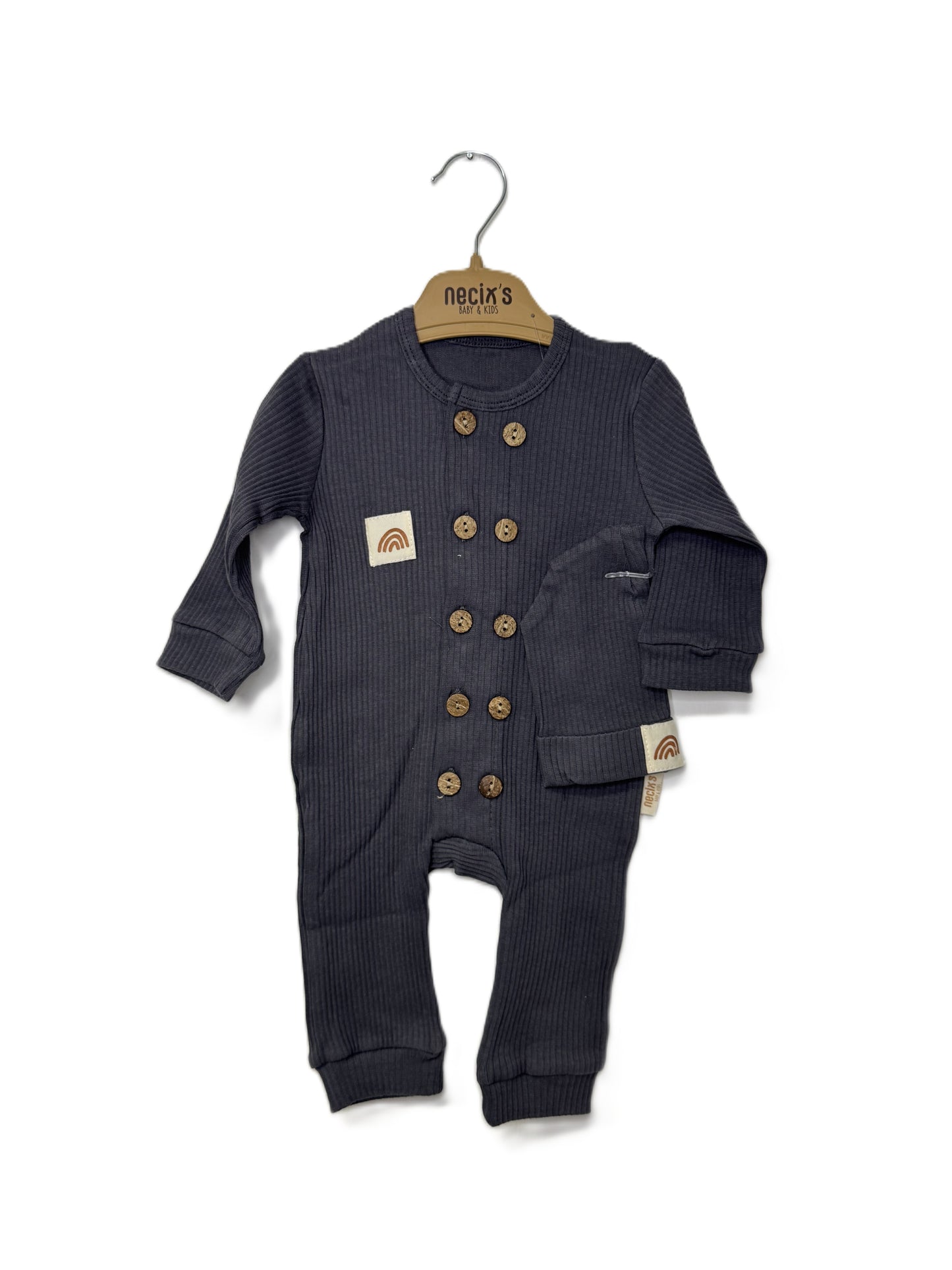 Baby Strampler – Dunkelgrau mit Holzknöpfen & Mütze