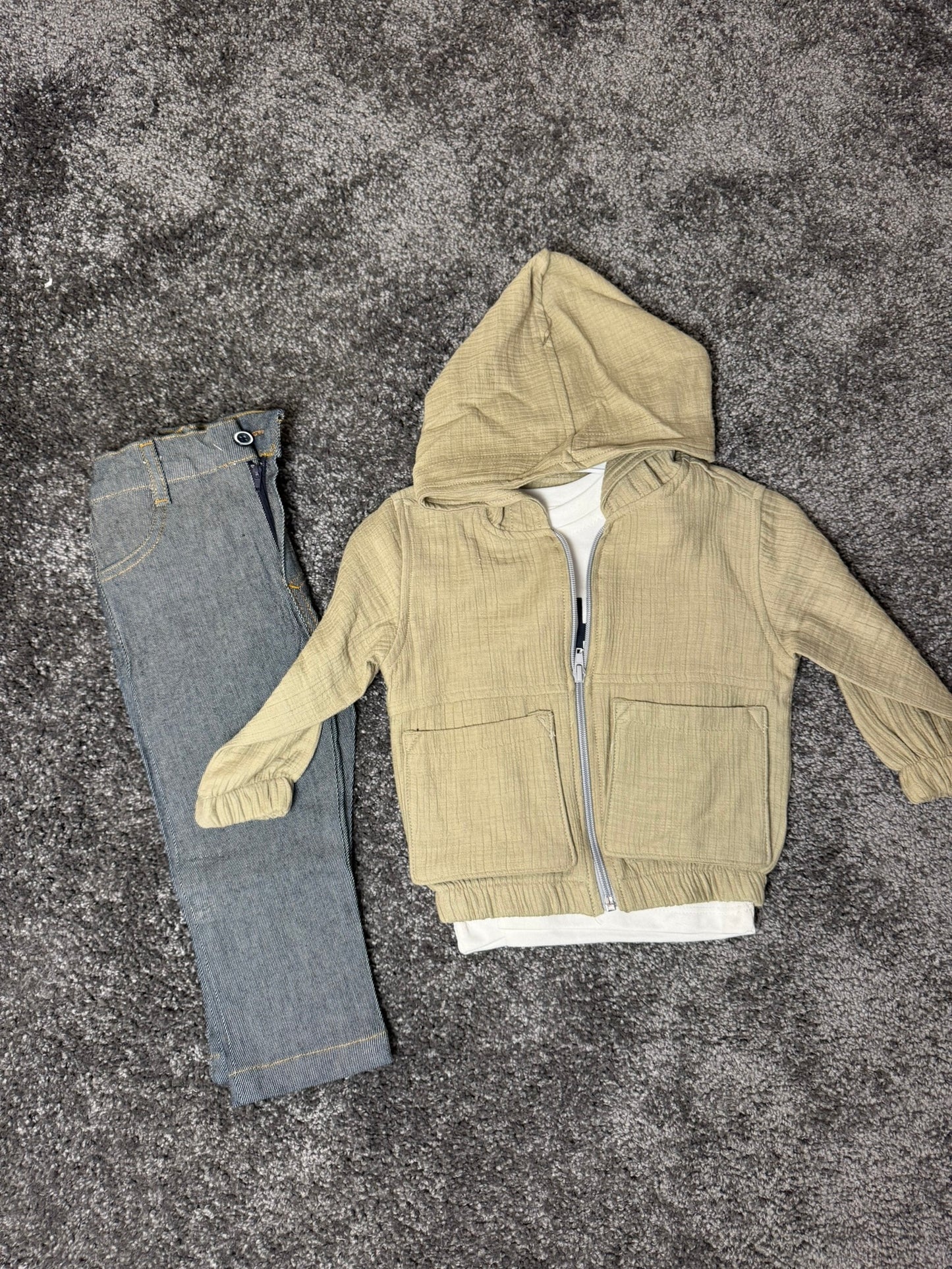 Jungen 3-teiliges Outfit Set mit Hoodie, T-Shirt & Jeans – 2 Farben