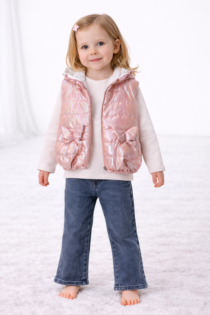 Dreiteiliges Mädchen-Outfit mit Weste, Oberteil & Jeans – modisch & gemütlich