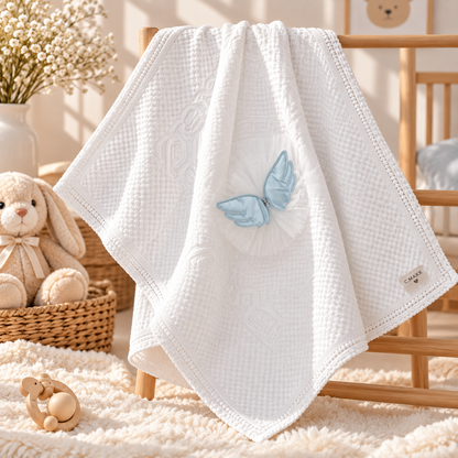 Babydecke mit Engelsflügel-Applikation – in Rosa, Hellblau & Silber erhältlich