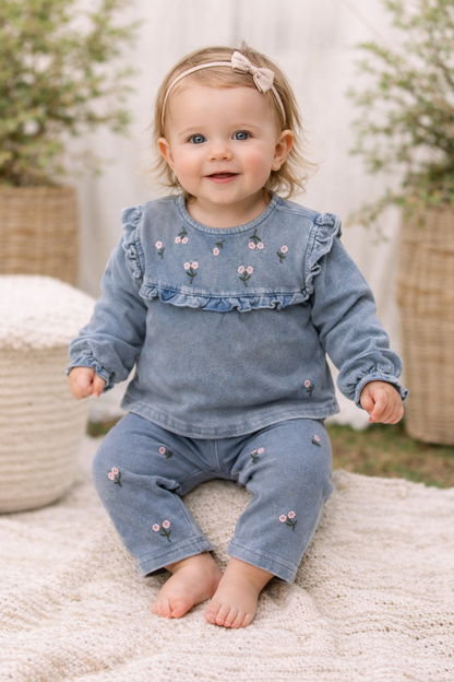 Zweiteiliges Baby-Mädchen Outfit aus Jeanslook-Stoff – mit süßer Blumenstickerei