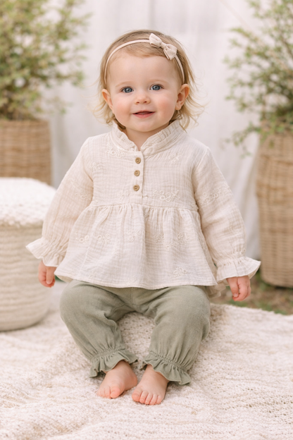 Zweiteiliges Baby-Mädchen Outfit aus weichem Musselin – Bluse & Hose in Naturfarben